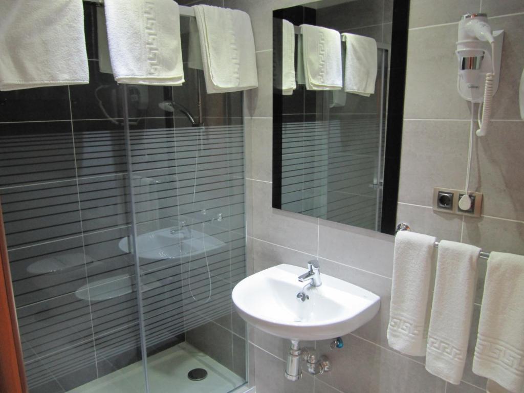 Hotel Corona De Castilla Villares de la Reina Room photo